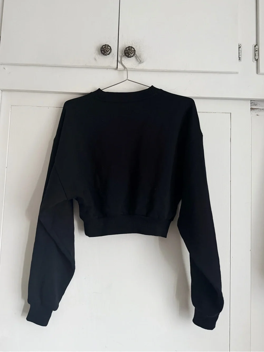 Alo Yoga Cropped Accolade Crewneck - Black